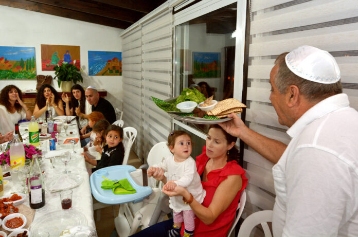 Eine jüdische Familie feiert den Pessach-Seder. Foto IMAGO / Newscom World