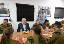 Der israelische Premierminister Benjamin Netanjahu spricht am 9. April 2024 mit Soldaten in einem Militärstützpunkt ausserhalb von Tel Aviv. Foto IMAGO / Xinhua