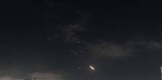 Dieses Foto vom 14. April 2024 zeigt Explosionen am Himmel über Tel Aviv, als das israelische Raketenabwehrsystem iranische Raketen und Drohnen abfängt. Foto IMAGO / Xinhua