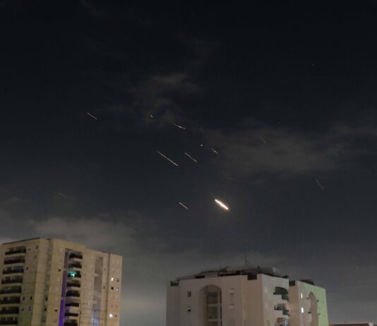 Dieses Foto vom 14. April 2024 zeigt Explosionen am Himmel über Tel Aviv, als das israelische Raketenabwehrsystem iranische Raketen und Drohnen abfängt. Foto IMAGO / Xinhua