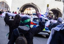28. Oktober 2023: Zeigen des Tauhīd-Fingers auf einer Pro Palästina Demonstration in München. Foto IMAGO / ZUMA Wire.