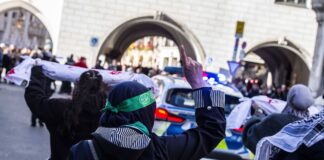 28. Oktober 2023: Zeigen des Tauhīd-Fingers auf einer Pro Palästina Demonstration in München. Foto IMAGO / ZUMA Wire.