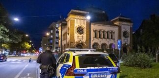 Polizei vor einer Synagoge in Schweden. Foto IMAGO / TT