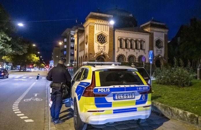 Polizei vor einer Synagoge in Schweden. Foto IMAGO / TT Polizei vor einer Synagoge in Schweden. Foto IMAGO / TT