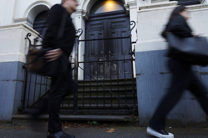 Am Montag, dem 7. Juli 2025, sind Brandschäden an den Türen der East Melbourne Hebrew Congregation in Melbourne zu sehen. Foto IMAGO / AAP Am Montag, dem 7. Juli 2025, sind Brandschäden an den Türen der East Melbourne Hebrew Congregation in Melbourne zu sehen. Foto IMAGO / AAP