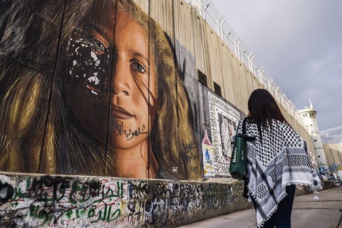 Graffiti mit einem Porträt von Ahed Tamimi in Bethlehem. Foto IMAGO / NurPhoto Graffiti mit einem Porträt von Ahed Tamimi in Bethlehem. Foto IMAGO / NurPhoto