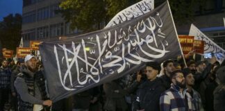 Symbolbild. Über 1500 Islamisten haben am 12.10.2024 in Hamburg eine Demonstration für ein Kalifat und gegen Israel abgehalten. Foto IMAGO / BREUEL-BILD