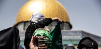 Palästinenser mit Hamas-Stirnbänder am 24. März 2023 nachdem sie das erste Freitagsgebet des Ramadan in der Al-Aqsa-Moschee verrichtet haben. Foto IMAGO / Anadolu Agency