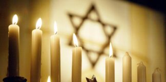 Symbolbild. Chanukka Leuchter der Jüdischen Gemeinde Thüringen in Erfurt. Foto IMAGO / fotokombinat