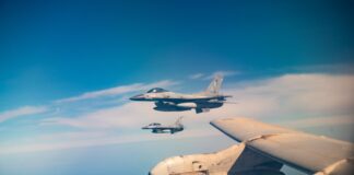 Ein Tankflugzeug der israelischen Luftwaffe fliegt während einer Übung über Griechenland am 3. November 2025 neben Kampfflugzeugen der griechischen Luftwaffe. Foto Israelische Verteidigungsstreitkräfte IDF