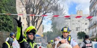 Ein Sanitäter trägt ein Kleinkind vom Ort eines iranischen Raketenangriffs in Zentralisrael weg, 31. März 2026. Foto Magen David Adom.