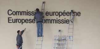 Symbolbild. Türkische Fassadenreiniger mit Leitern vor dem Gebäude der Europäischen Kommission in Brüssel. Foto IMAGO / serienlicht