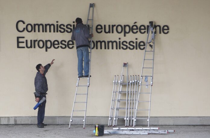 Symbolbild. Türkische Fassadenreiniger mit Leitern vor dem Gebäude der Europäischen Kommission in Brüssel. Foto IMAGO / serienlicht