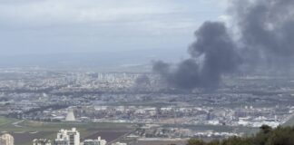 Am 30. März 2026 steigt in Haifa, Israel, Rauch aus dem Ölraffineriekomplex auf, nachdem der Iran und die Hisbollah gleichzeitig Raketenangriffe auf Israel durchgeführt hatten. Foto IMAGO / Anadolu Agency