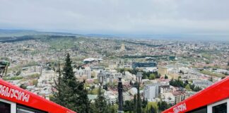 Blick über Tbilissi: Ein Panorama vom Mtatsminda-Berg. Im Vordergrund leuchten die roten Wagen der legendären Standseilbahn, während sich im Hintergrund die georgische Hauptstadt in ihrer ganzen Vielfalt erstreckt. Foto Mikheil Khachidze