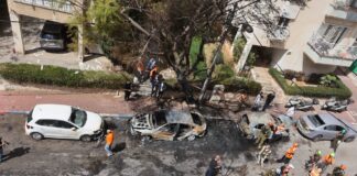 Israelische Sicherheitskräfte und Rettungskräfte beim Einsatz nach einem Raketenangriff in Petah Tikva, Zentralisrael, am 31. März 2026. Foto IMAGO / Xinhua