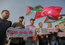SRF-Bericht zur Flotilla gegen Israel: Wie Fakten über Bord geworfen werden Männer in Gaza halten eine "Mahnwache" für die „Global Sumud Flotilla“, 18. Mai 2026. Foto IMAGO / TheNews2