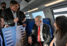 Israels neue Ostbahn: Eine Nord-Süd-Achse abseits von Tel Aviv Der israelische Ministerpräsident Benjamin Netanjahu, Verkehrsministerin Miri Regev und weitere Behördenvertreter betrachten während einer Fahrt auf der neuen Strecke am 19. Mai 2026 eine Karte der Ostbahn der Israelischen Eisenbahn. Foto Ma’ayan Toaf/GPO