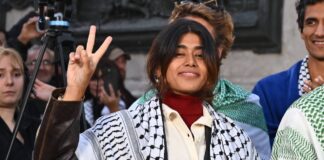Rima Hassan bei einer Pro-Palästina-Demonstration zur Unterstützung der „Global Sumud Flotilla“ und der „Thousand Madleens Flotilla“ am 8. Oktober 2025 in Paris. Foto IMAGO / Le Pictorium