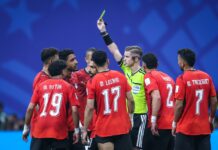 Ägypten verliert ein Fussballspiel und schuld sind die Juden Schiedsrichter Francois Letexier zeigt Hamdy Fathy aus Ägypten während des Achtelfinalspiels der FIFA-Weltmeisterschaft USA 2026 zwischen Argentinien und Ägypten am 7. Juli 2026 im Atlanta Stadium in Atlanta, USA, die gelbe Karte. Foto IMAGO / NurPhoto