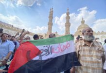 Der 7. Oktober und der Islam Muslime hissen die palästinensische Flagge, während sie in der Al-Azhar-Moschee in Kairo, Ägypten, am 13. Oktober 2023 gegen Israel und für die Hamas protestieren. Foto IMAGO / Anadolu Agency