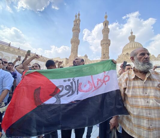Muslime hissen die palästinensische Flagge, während sie in der Al-Azhar-Moschee in Kairo, Ägypten, am 13. Oktober 2023 gegen Israel und für die Hamas protestieren. Foto IMAGO / Anadolu Agency