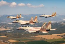 Israels Kampfflugzeugbau aus der Mottenkiste holen Vier F-15I "Ra'am" (Donner) Kampfjets der israelischen Luftwaffe in Formation. Foto IDF Spokesperson
