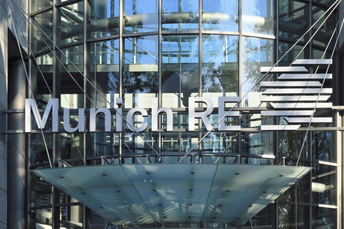 Firmenlogo des Rückversicherers MUNICH RE, München. Foto IMAGO / imagebroker
