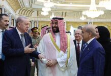 Das Mekka-Abkommen: Eine Gefahr für die Sicherheit der Region? Der türkische Präsident Recep Tayyip Erdogan (links), der saudische Kronprinz Mohammed bin Salman (Mitte) und der pakistanische Premierminister Shehbaz Sharif (rechts) unterzeichnen am Freitag, dem 7. August 2026, in Mekka, Saudi-Arabien, ein trilaterales Verteidigungsabkommen. Foto IMAGO / UPI Photo
