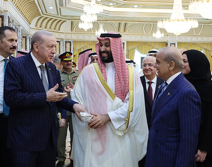 Der türkische Präsident Recep Tayyip Erdogan (links), der saudische Kronprinz Mohammed bin Salman (Mitte) und der pakistanische Premierminister Shehbaz Sharif (rechts) unterzeichnen am Freitag, dem 7. August 2026, in Mekka, Saudi-Arabien, ein trilaterales Verteidigungsabkommen. Foto IMAGO / UPI Photo Der türkische Präsident Recep Tayyip Erdogan (links), der saudische Kronprinz Mohammed bin Salman (Mitte) und der pakistanische Premierminister Shehbaz Sharif (rechts) unterzeichnen am Freitag, dem 7. August 2026, in Mekka, Saudi-Arabien, ein trilaterales Verteidigungsabkommen. Foto IMAGO / UPI Photo