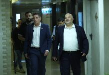 Mansour Abbas (rechts), Vorsitzender der arabisch-israelischen Partei Ra’am (Vereinigte Arabische Liste), und der ehemalige Knesset-Abgeordnete Yoav Segalovitz (links) treffen vor einer gemeinsamen Pressekonferenz in Nazareth. Foto KEYSTONE / EPA / ATEF SAFADI